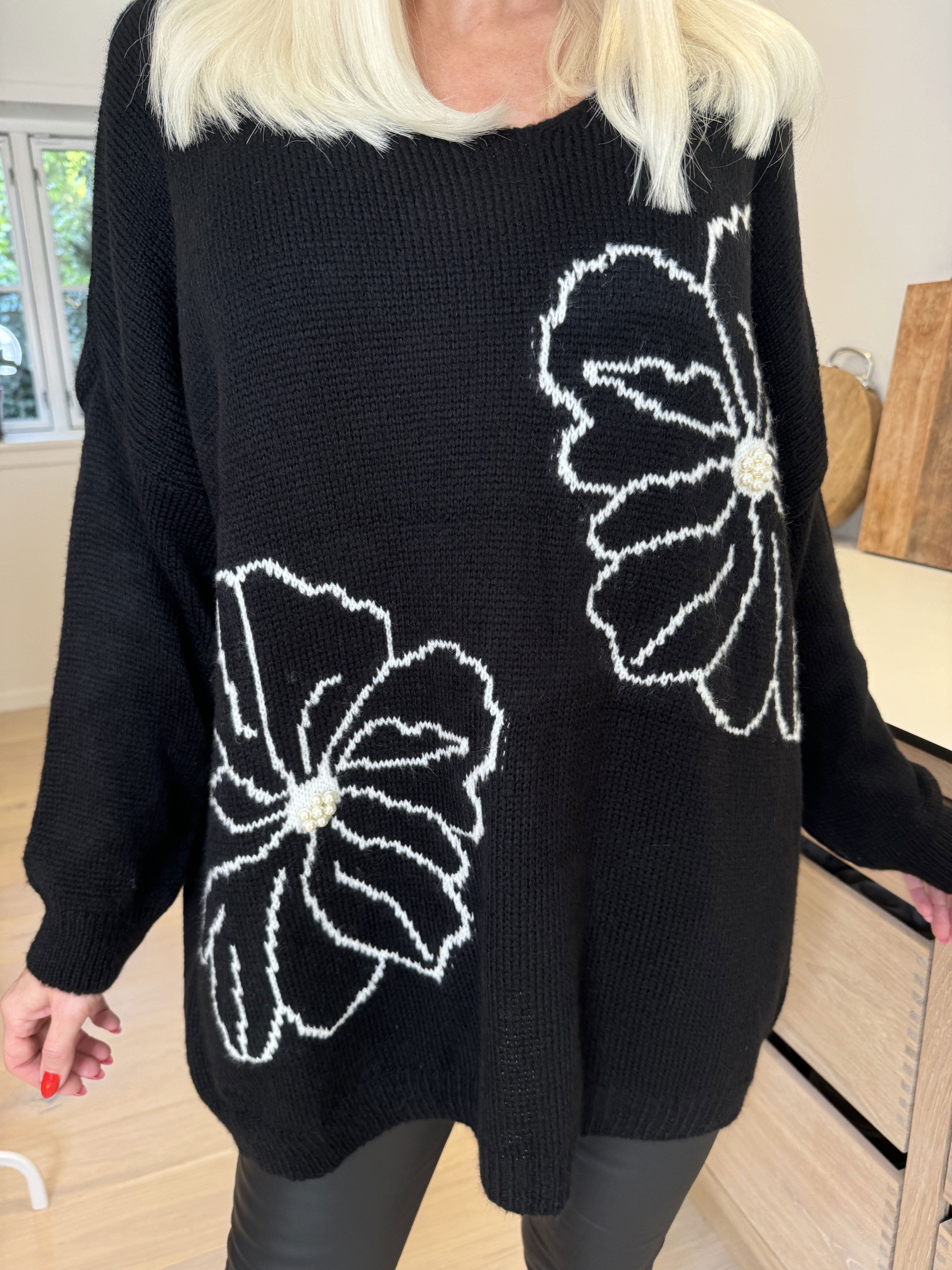 Delores - Stickad blus med blommotiv och pärlor